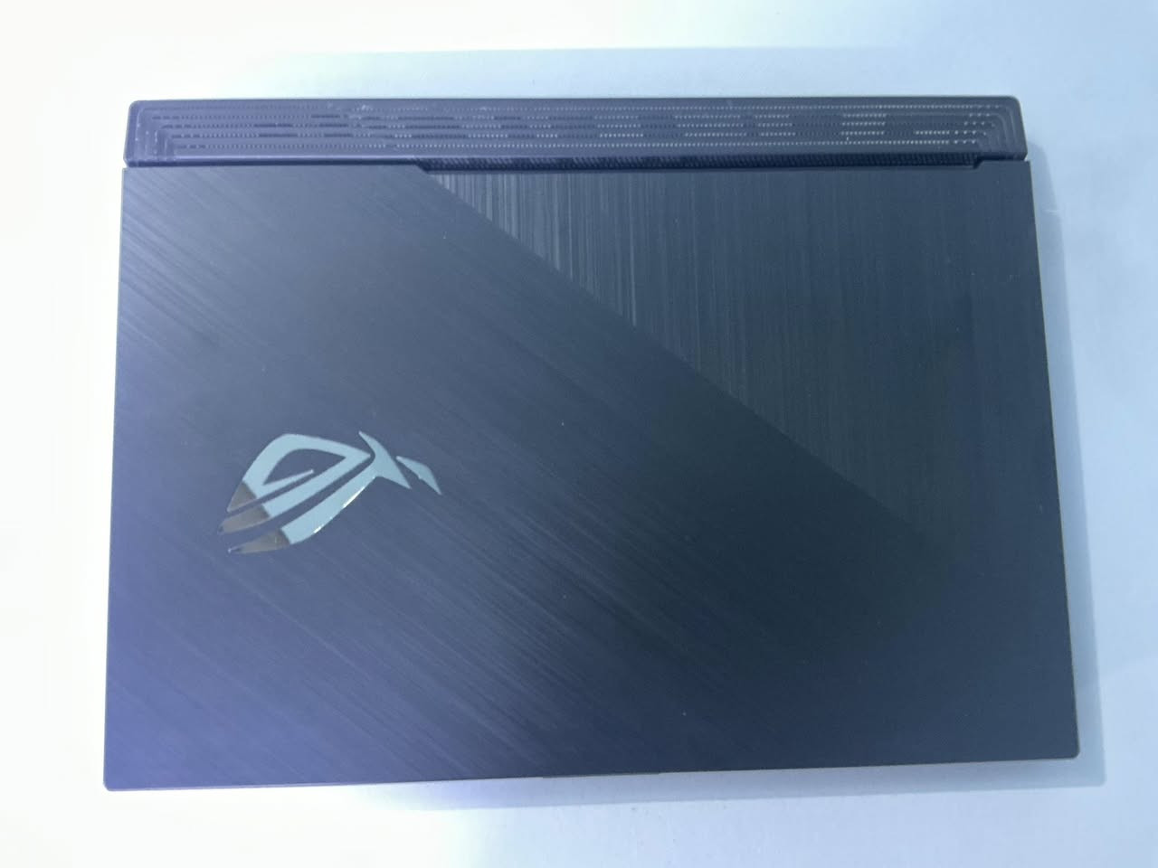 للبيع: ASUS ROG Strix G17 - نسخة المحترفين النادرة
🌟 أهم مميزات الجهاز:
الحالة: بحالة الوكالة، لم يفتح نهائياً، وجميع ملصقات الضمان والملصقات الداخلية الأصلية موجودة.

الذاكرة العشوائية:64GB RAM (وحش أداء للمونتاج الثقيل والبرمجة والتصاميم الهندسية).

التخزين: سعة 1 تيرابايت SSD سريعة جداً، مع توفر منفذين إضافيين لزيادة المساحة مستقبلاً (إجمالي 3 منافذ).

نظام التبريد: أصلي من المصنع بتقنية المعدن السائل (Liquid Metal)، لم يلمس ولم يتم تغييره لضمان أفضل برودة.

🛠 المواصفات التقنية الكاملة:
كرت الشاشة: NVIDIA GeForce RTX 2070 Super

المعالج: Intel Core i7 (الجيل العاشر).

الرام: 64GB DDR4 (أعلى سعة ممكنة لهذا الموديل).

الهاردسك: 1TB NVMe SSD.

الشاشة: 17.3 بوصة كبيرة الحجم، مثالية للألعاب وصناعة المحتوى.

الملحقات: الشاحن الأصلي بحالة ممتازة مع حقيبة

بيه طقة خفيفة من ترفع الشاشة اول ما جبته ما اثرت سلباّ 

السعر 1300000 دينار عراقي و بي مجال للشراي
مكاني كربلاء سيف سعد/ ما عندي توصيل


**إذا كنت صاحب هذا الإعلان وتريد حذفه لأي سبب، رجاءا أرسل رسالة إلى الدعم الفني**