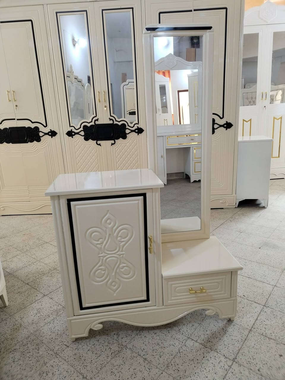 معرض إيلاف لبيع غرف ألنوم باللون الأبيض توجد أنواع الموديلات شغل درجه اولى.. العنوان بابل الحلة شارع أبوالقاسم ***********
