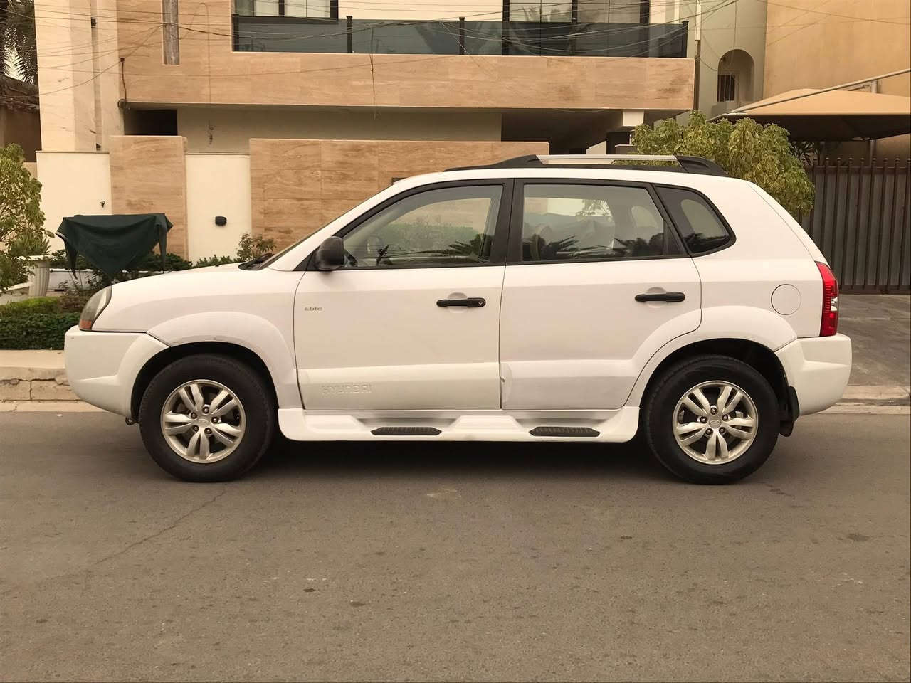 السلام عليكم سيارة توسان موديل 2009 
سيارة بيها بس بارد بلبنيد ولباب مال سايق  وبلصندوك
صبغ مابيها السيارة ماشية 133 حقيقي رقم انكليزي السيارة بسمي تحويل ثاني يوم 
سعرها 122 وبيها مجال قليل 
للاتصال 0780321118


**إذا كنت صاحب هذا الإعلان وتريد حذفه لأي سبب، رجاءا أرسل رسالة إلى الدعم الفني**