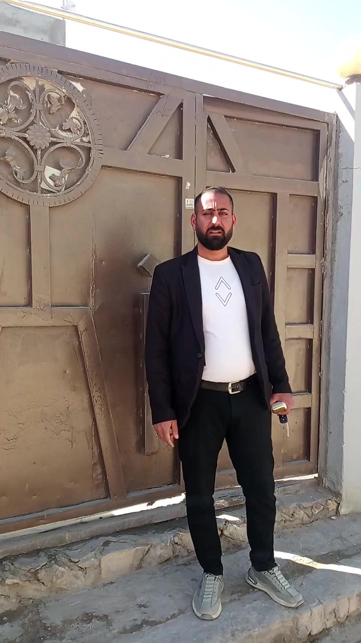 يا الله..
اللهم صل على محمد وال محمد
(دار معروض للبيع)
الموقع: 
النجف الأشرف، شارع المعمل، شارع السبيس
يبعد عن الشارع العام الرئيسي 50 متر رابع بيت عن الشارع العام
مساحة الدار 200 مربع ، 
محتوى الدار: 
- غرفتين نوم ، المساحة 5.5 × 5 متر.
- صالة ، المساحة 9.5 × 4 متر.
- استقبال ، 5.5 × 6 متر.
- مطبخ.
- مجمع صحيات داخلي / خارجي.
- مناور اثنين .
- ساحة خارجة على عرض البيت (گراج سيارة  + حديقة) للاستفسار اكثر اتصال على الرقم التالي واتساب ***********
