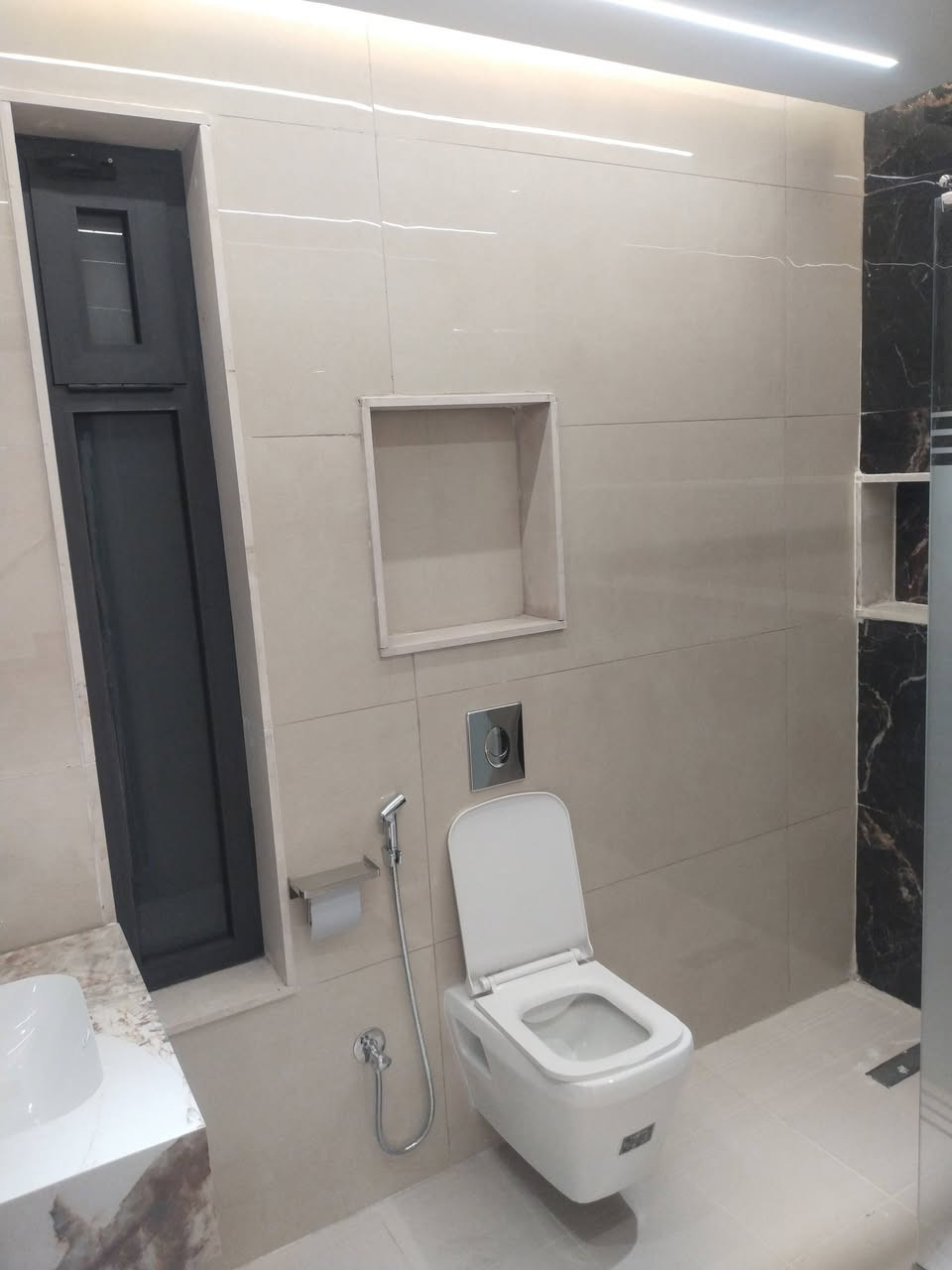 للبيع/
دار حديث 150م واجهة 7.50م 
مودرن 4 نوم بناء 2025 واجهة بورسلين وارضيات مرمر يحتوي على صالة ومطبخ حار بارد وهول حولي وحمامات عدد 4 وكراج سيارة 
الموقع/
ضباط السيدية قريب على الشارع التجاري وشارع الكويتي ش 12 م
للاستفسار
*********** واتس اب
غير متواجد على الفيس
