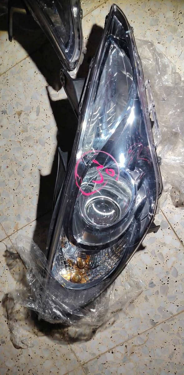 زوج لايتات سوناتا 2012 خليجي مال كصه الي يريدهن مكاني بابل *********** Singapore
