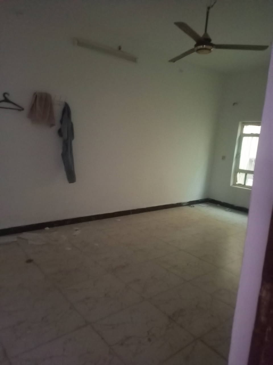 🏠✨ للإيجار – بيت 150مربع✨🏠 
بناء نضيف

📍 المواصفات:
كراج كبير

🛋️ استقبال مرتب
🏢 صالة 
🛏️ غرفة 
🚿 مجموعة صحيات متكاملة
🍽️ مطبخ 
🌤️ 
💼 

الموقع:  حي الجامعه شارع عشرين 

📞 للاستفسار: ***********
