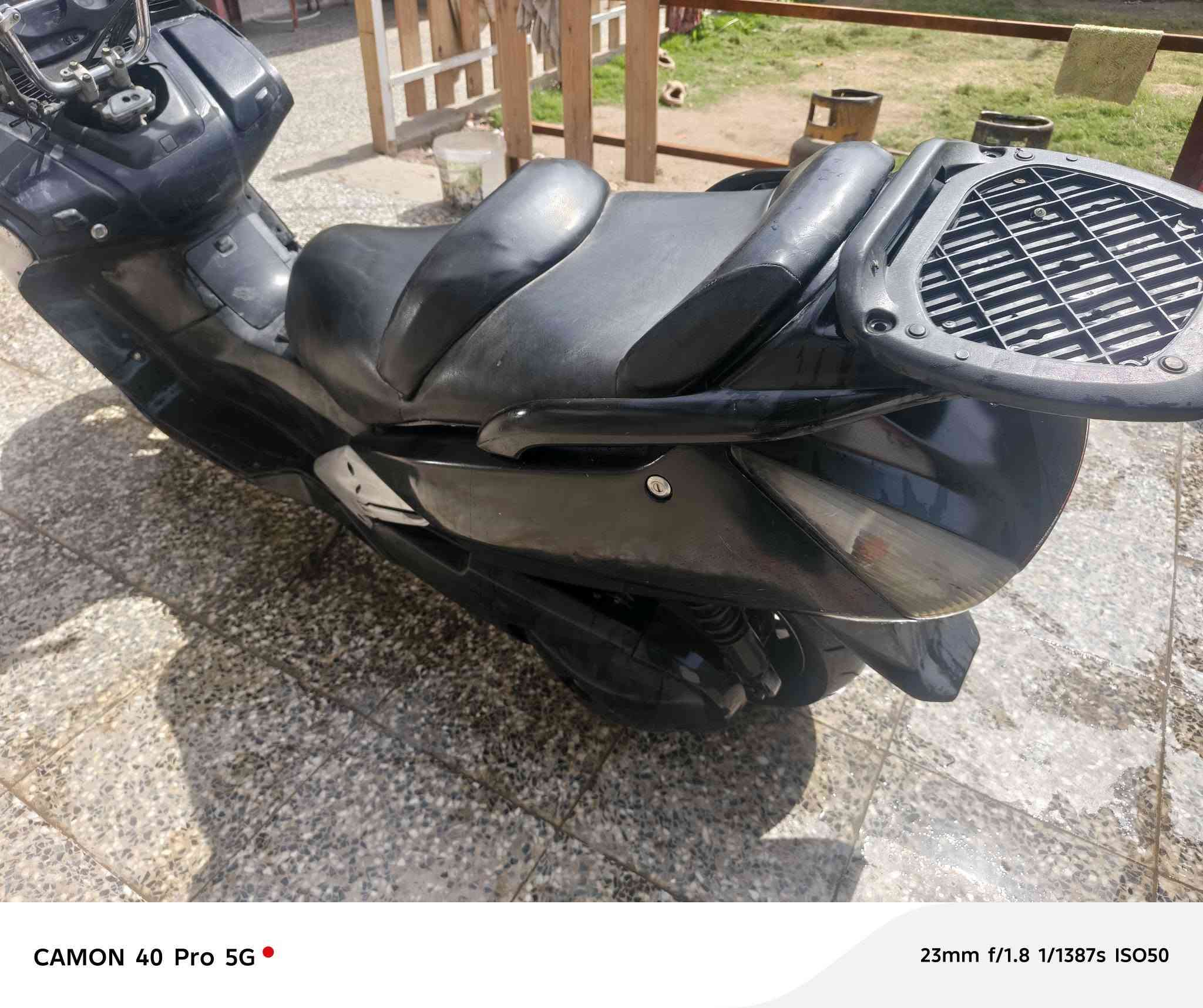 السلام عليكم دراجة سلفر مكينه 400
السعر 650 وبيها مجال  الرقم للتواصل ***********
