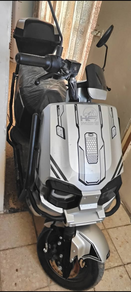 السلام عليكم
دراجة شحن ماتركس 6 بطاريات 20A 72V (بطاريات ربع عمر) يعني يرادلهن تبديل ثلاث سرع السرعة الاخيرة اكثر من 80km/h اني مشتريهة جديدة قبل فترة ب 950 الوصل موجود اليشتريهة ايبدل الهة بطارية ليثيوم تبقة عندة عمر بيهة ضرر بسيط واضح بالصورة للبيع بيهة سويجين و بصمتين لايتات عالي ناصي و الاشاير و البك (R) كلهه شغالات. 
 *********** / بي واتساب
