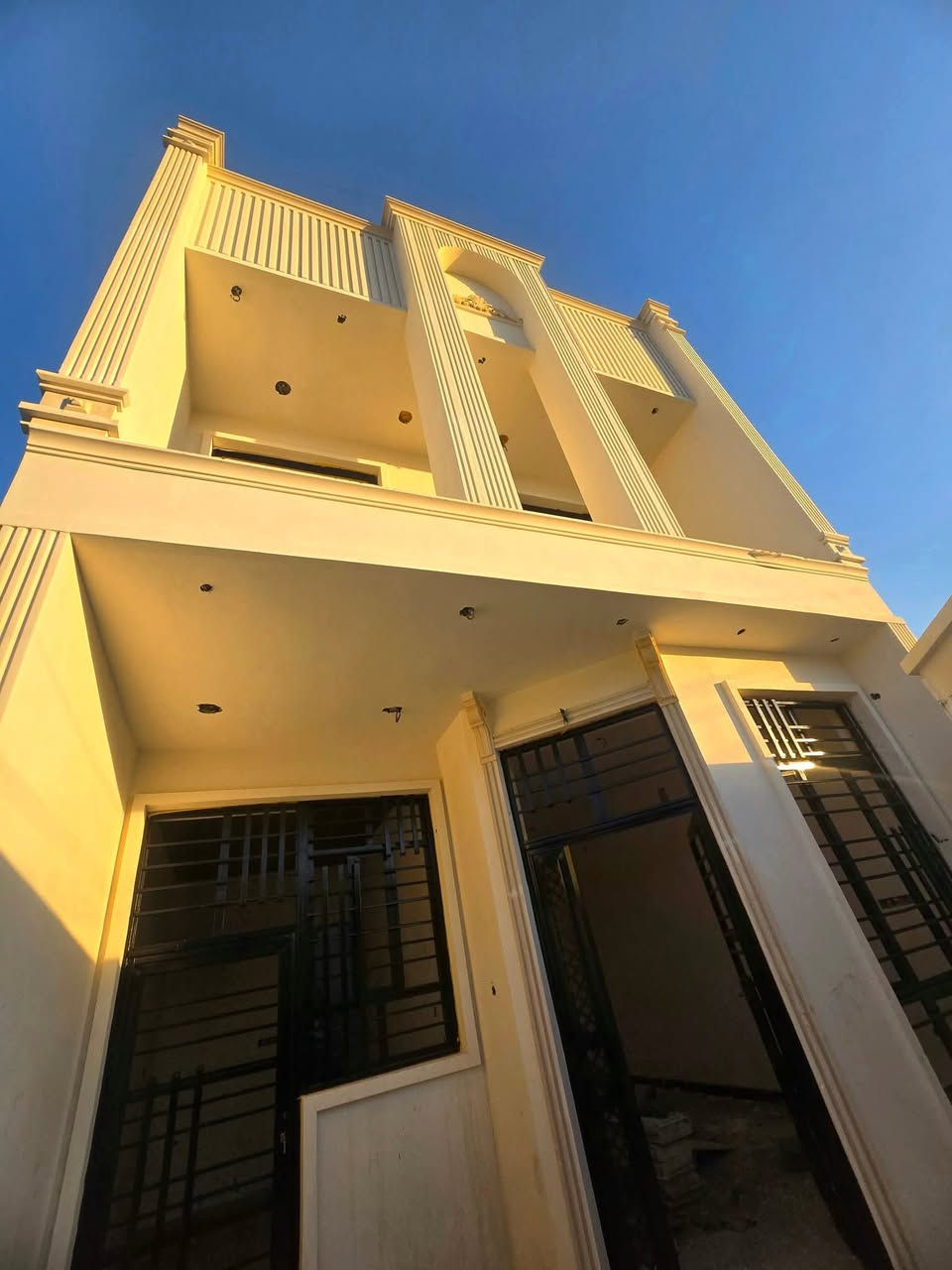 [[بسم الله الرحمن الرحيم]]
    🏡     🏘      🏚 

#يوجد_مشتمل_طابقين_للبيع

#العنوان  الفلوجة 
#المنطقة حي الشهداء // مقاطعة 24 الف 
 
✅المساحة : 125م
⬆️ الوجة : 6 وربع م
🏞️النزال : 20م
 
غرف 3
استقبال 
صالة 
مناور 2
مطبخ
صحيات 2
الارضية سيراميك
الجدران سيراميك 

                       #بناء 🧱 : طابوك 
      
       #شارع 🏞️⬆️⬆️ : 10م 

  #السعر_محدد_من_قبل_البائع 
        
    ⚖️⚖️   نوع الملك : طابو صرف تحويل مباشر 🏙 

            #السعر💰💸: 135 مليون وبي مجال

__________________________________

للأستفسار⛔🖲️ : مراجعة 
🥇#مكتب_الرافدين_للعقار 🥇
العنوان شارع المنجزات تقاطع جامع التقوئ مجاور محطة نمبر وان المركزية لغسيل السيارات 🚗🚖
__________________________________

#ملاحظة//📋📑 اذا لديك عقار تريد تعرضة للبيع او تريد تشتري عقار قم بمراسلة الصفحة او اتصال على لارقام الموجودة+ واتساب
            
         #للأتصال_او_واتساب 📞  ***********
         #للأتصال_كورك.   📞.      ‏‪***********‬‏

#بيع_وشراء_الدور_السكنية_والزراعية_العقارات_في_مدينة_الفلوجة #مكتب_الرافدين_للعقار_بيع_وشراء_العقارات_بسعر_مناسب
@#عقارات_الانبار_الفلوجة
