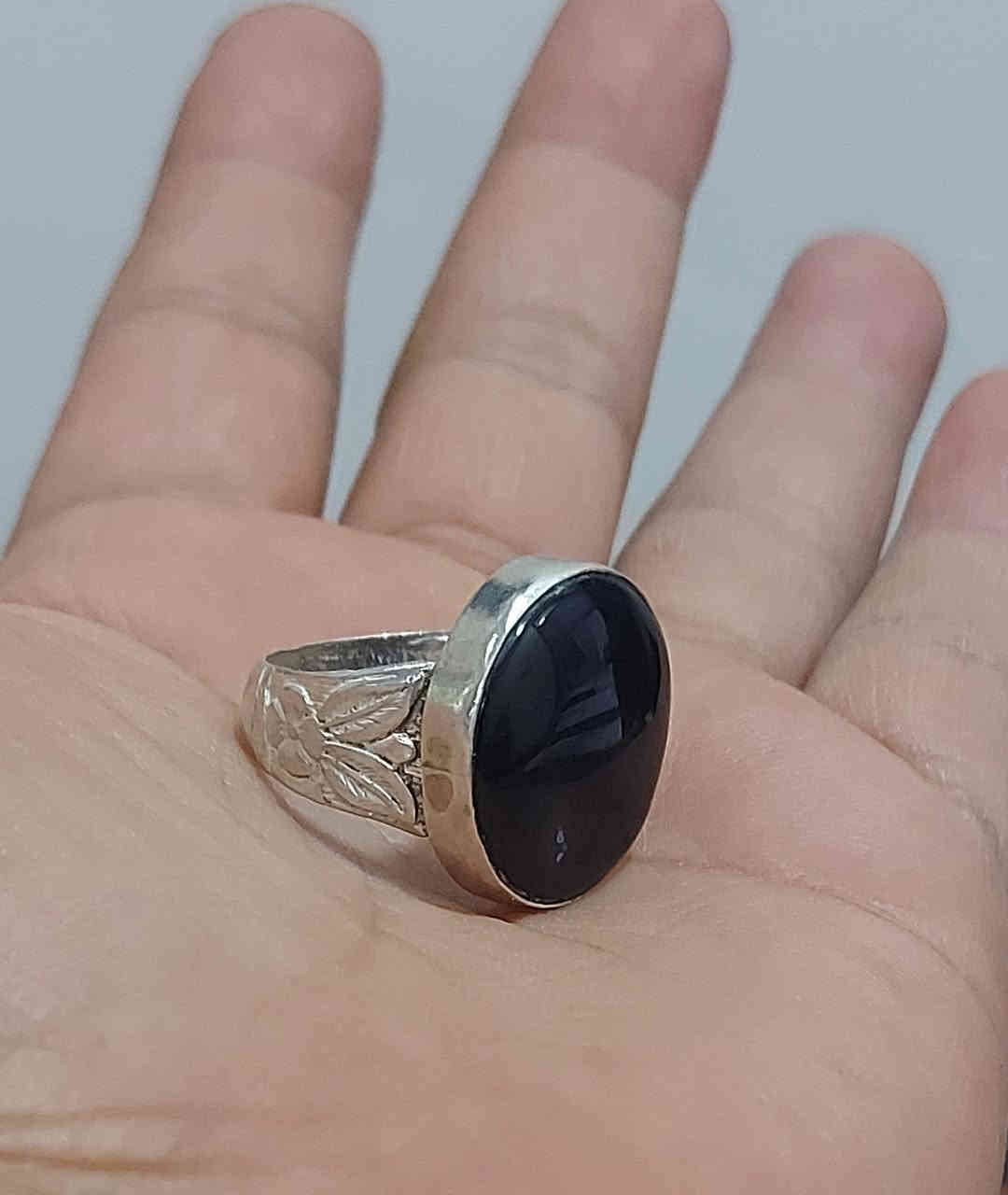 اللهم صل على محمد وآل محمد الطيبين الطاهرين 
          (((((  عرض خاص  )))))
خاتم عقيق يماني اسود
فضه عيار 925
قياس الخاتم 27
السعر بلاش البلاش((30)) الف 
توصيل محافظات 5 الاف داخل الكوت 2 الف
*********** ~ ***********
ابو سجاد الوائلي
