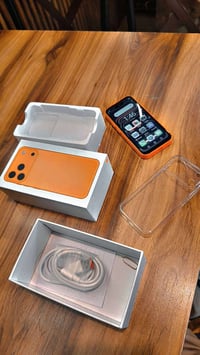 ايفون ١٧ صغير • بطارية ١٠٠ • شاشة لمس فول