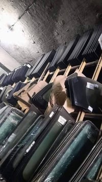 عرض خاص طوال ايام الشهر تركيب وبيع زجاج السيارات الحديثه والقديمه بأسع...