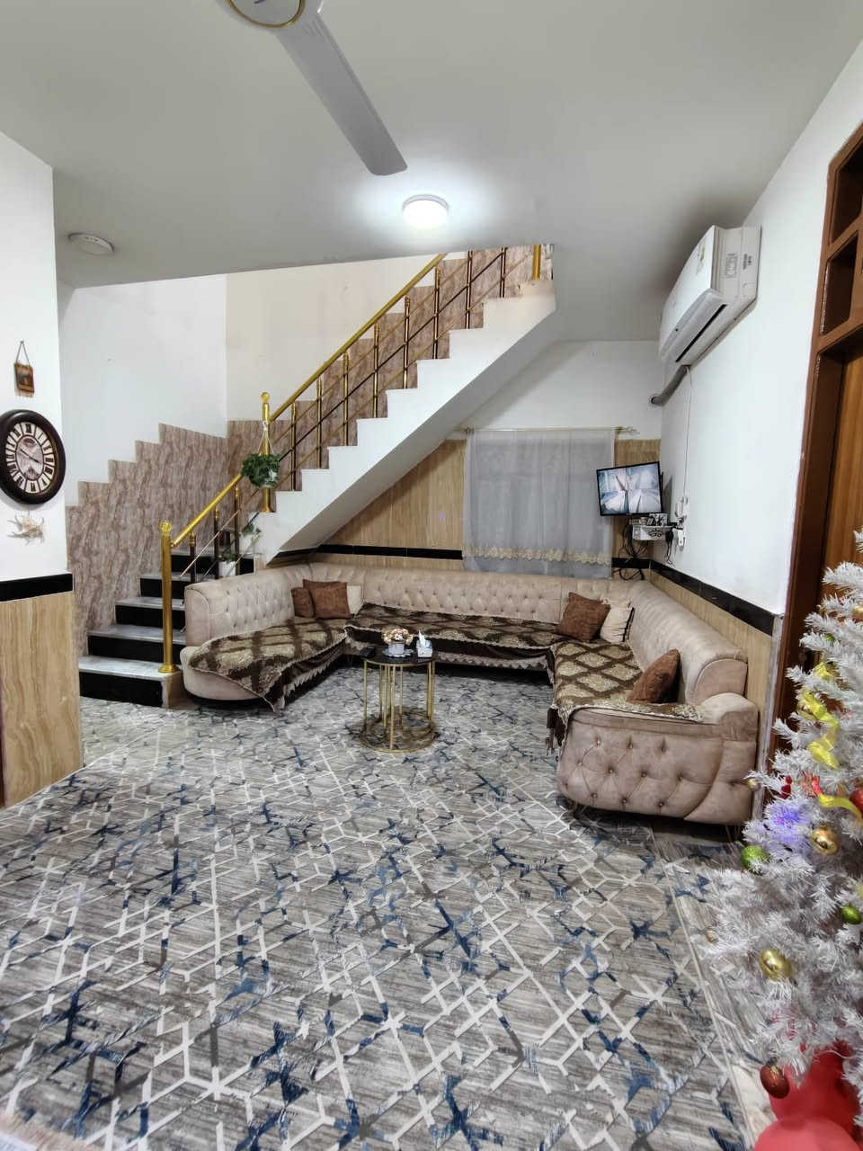 ⭕️دار للبيع في حي الكرامة على شارع اليهودية مباشرة 

⭕️المساحة ١٦٥م زراعي الواجهة ١١م

⭕️بناء ٢٠٢٠ 

⭕️الطابق الارضي يحتوي على صالة وهول ومطبخ وغرفة نوم ومجمع صحيات 

⭕️الطابق الثاني يحتوي على ثلاث غرف نوم ومجمع صحيات 

⭕️لطلب السعر مراسله الصفحة او الاتصال على الارقام 

*نستقبل جميع عروضكم السكنية 🏠 والتجارية 🏡 بكافة مناطق الحلة 
……………………………..
للمزيد من المعلومات⬇️

*مراجعة مكتب بابل الكائن في شارع ٦٠ مقابيل حلويات ريف دمشق اوكراج ناجي كماش سابقاً او الاتصال ☎️ 

***********ابو احمدالاسدي  
***********احمد الاسدي
***********امير الاسدي
