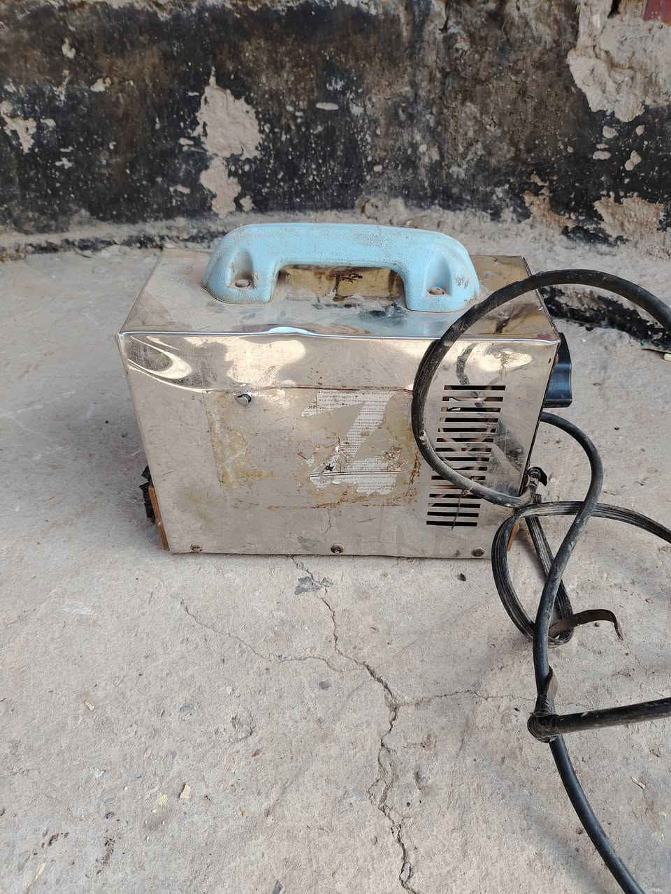 سلام عليكم ورحمة الله وبركاته مكاين  لحيم للبيع اصليات مامصلحات ولا مفتوح بيهن برغي شرط الشغل لحيم هرش ال١٨٠ امبير ب٦٥ وبيه مجال والثانيه ٢٥٠ امبير سعرها ٧٥ مكانهن ديوانيه البدير ***********
