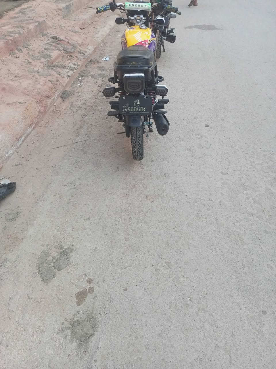 السلام عليكم معروضه دراجه للبيع او مراوس حسب القناعه موديل 24 محرك 200 زنجيل***********
