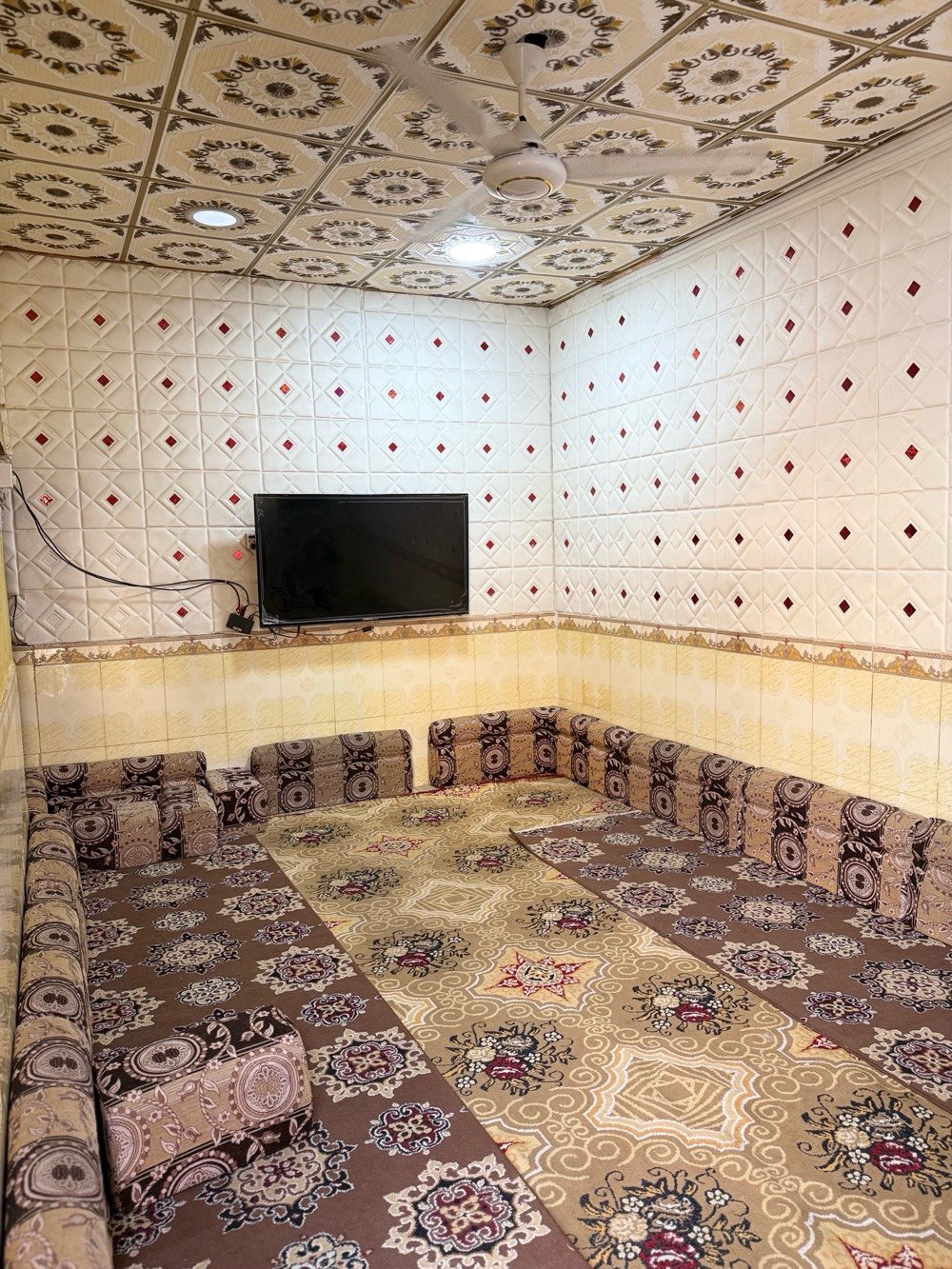 بيت للبيع  القبله حي القائم مقابل مدارس ايشق البصره خلف السفير سنتر مساحه 130م بصف الركن يحتوي على غرفتين  وصاله وديوان ومطبخ وصحيات وبيه مشتمل فوك يحتوي على غرفة كبيرة وغرفة وسط وصحيات بي درج خارجي على الشارع سعر 145 قابل للتفاوض سنة البناء 2013 طابو صرف بسمي اخير 3صور للمشتمل الفوك