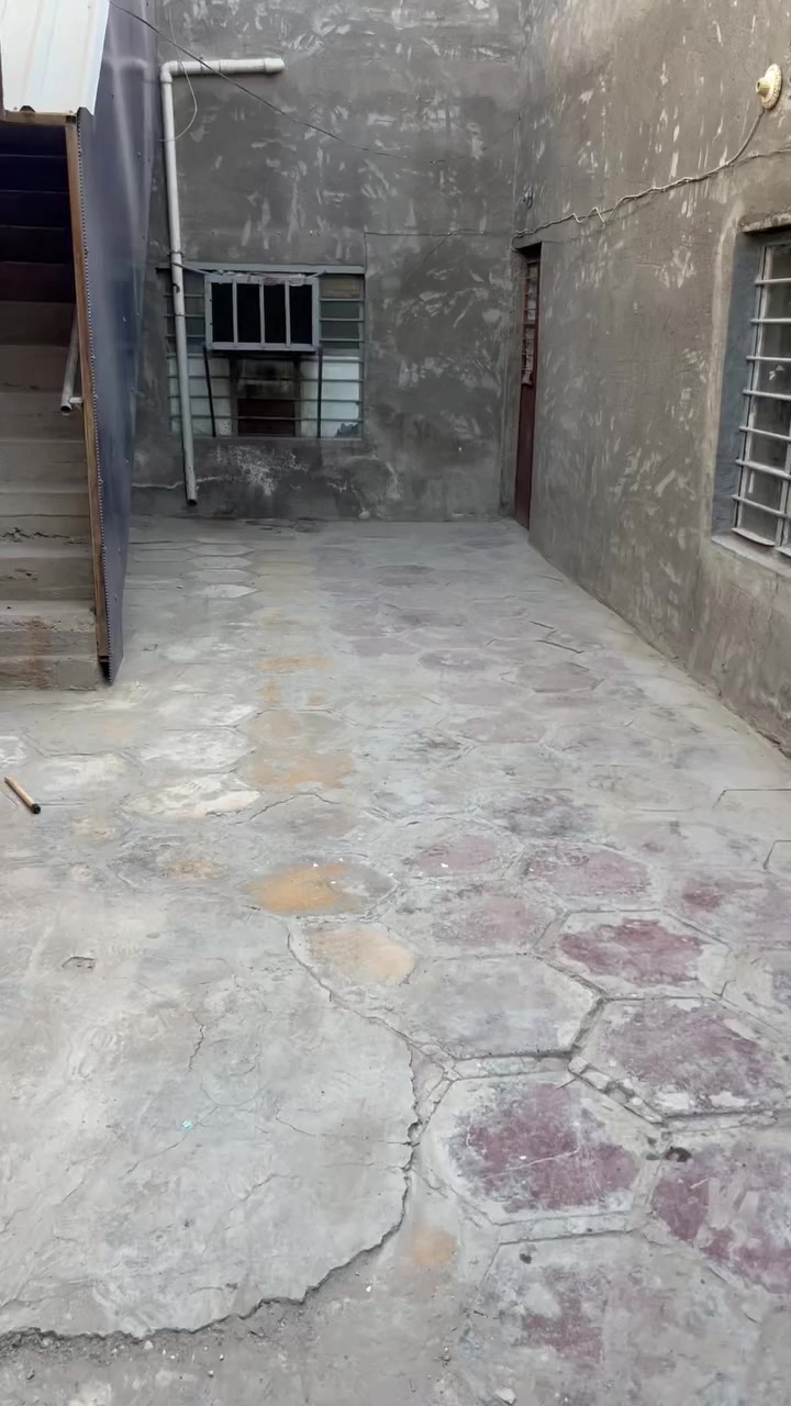 دار للبيع مساحة ١٢٠ متر طابقة ونص خدمات كامله الشارع تبليط بداية المعسكر مقابيل مدرسة الافنان ***********
