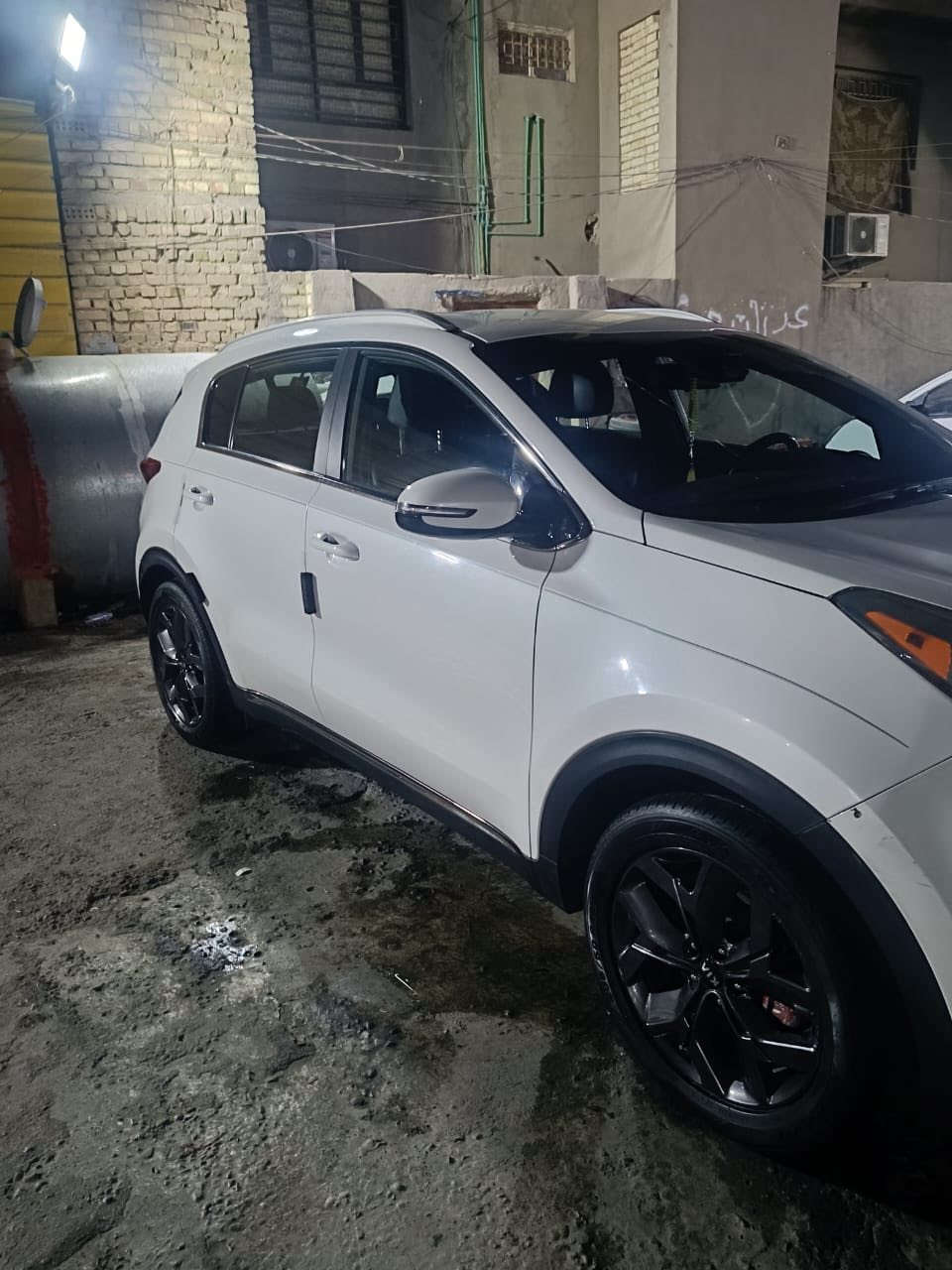 كيه سبورتج مديل ٢٠ اس  صبغ الهلال الخلفي وحافه الباب مال السايق الجاملغ الامامي بي بارد ماشيه٩٩ كيلو مو ميل بدون ايرباك مابيه نقص كشنات جلد رادارات شفتات ستيرن بدون فتحه بدون بصمه السعر ١٦٠ وبي مجال حك الجيه 
***********
بغداد الزعفرانيه شارع المعهد
