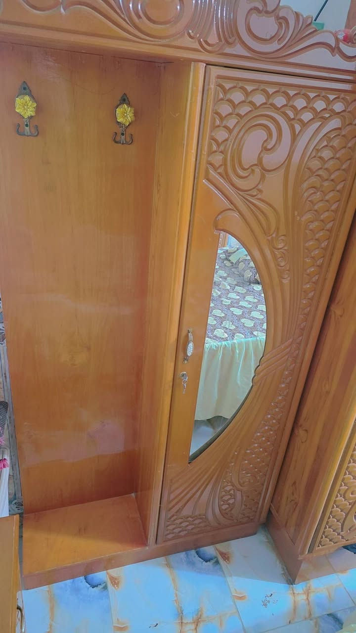 السلام عليكم 
غرفه خشب صاج للبيع مكان كربلاء نضيفه مثل الصور 
السعر 600 بيها مجال قليل 
***********
