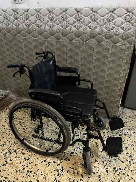 كرسي دفع اسود  حجم كبير  السعر 150 الف للتواصل ***********
