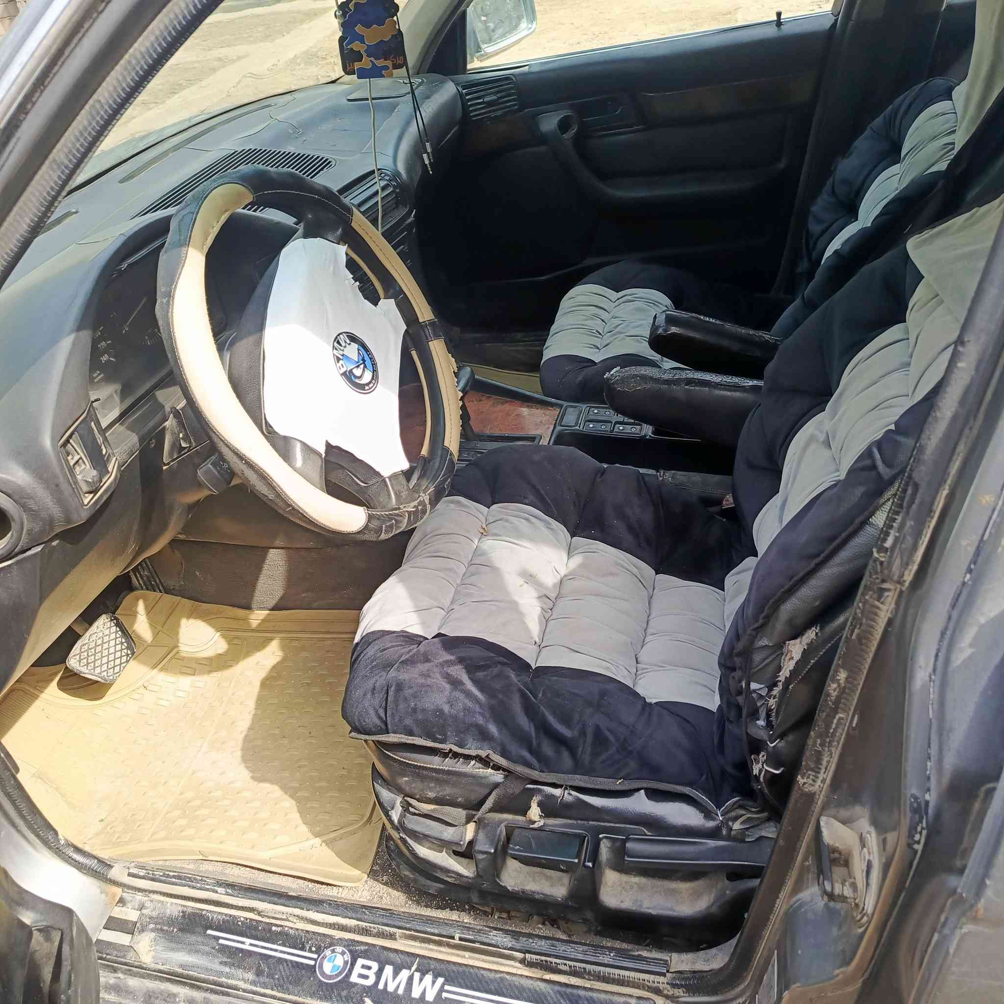 سلام عليكم بيئم مديل1993حجم 525مكينه وكير جدد حداديه وسطانيه مالكهه بل هاشميه سنويه 28 نضيفه السيارة  السعر$55بيهه مجال الستفسار على الرقم ***********🇩🇪
