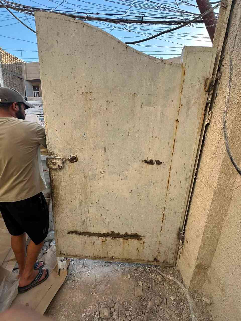 السلام عليكم عندي باب  الطلاقتين بي قليل زنجار وخياس موضح بل صوره  باب كلش ثكيل مينشال قوي يرادله صبغ وشويه ترميمات مكاني شعب قرب سوق الربعتالاف خاص ماكو عله رقم وبي واتس هم ***********
