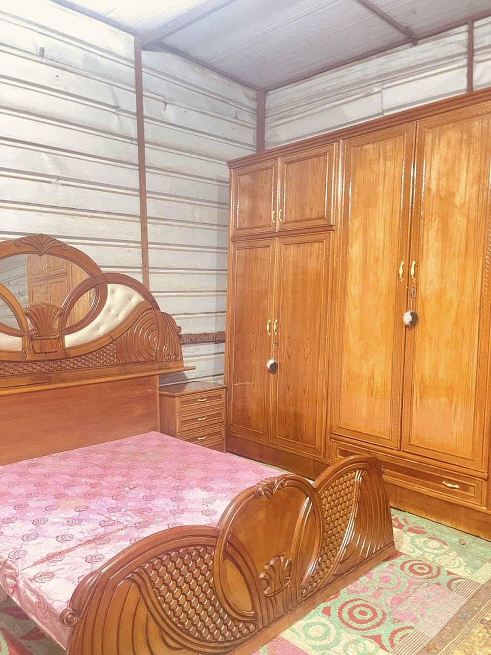 غرفه اخشاب للبيع ست ابواب ملحق صاج نضيف نقص زاويه مثل مموضح بصوره السعر 650 الاتصال على الرقم *********** بغداد متواجد واتساب وعندي توصيل بكروه
