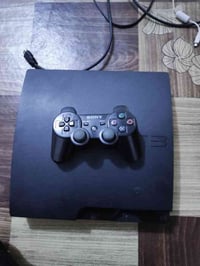 عندي بلي ثري سلم ذاكره 320وبي 10العاب ويا جوستك اصلي سعره 90لف 0777997...