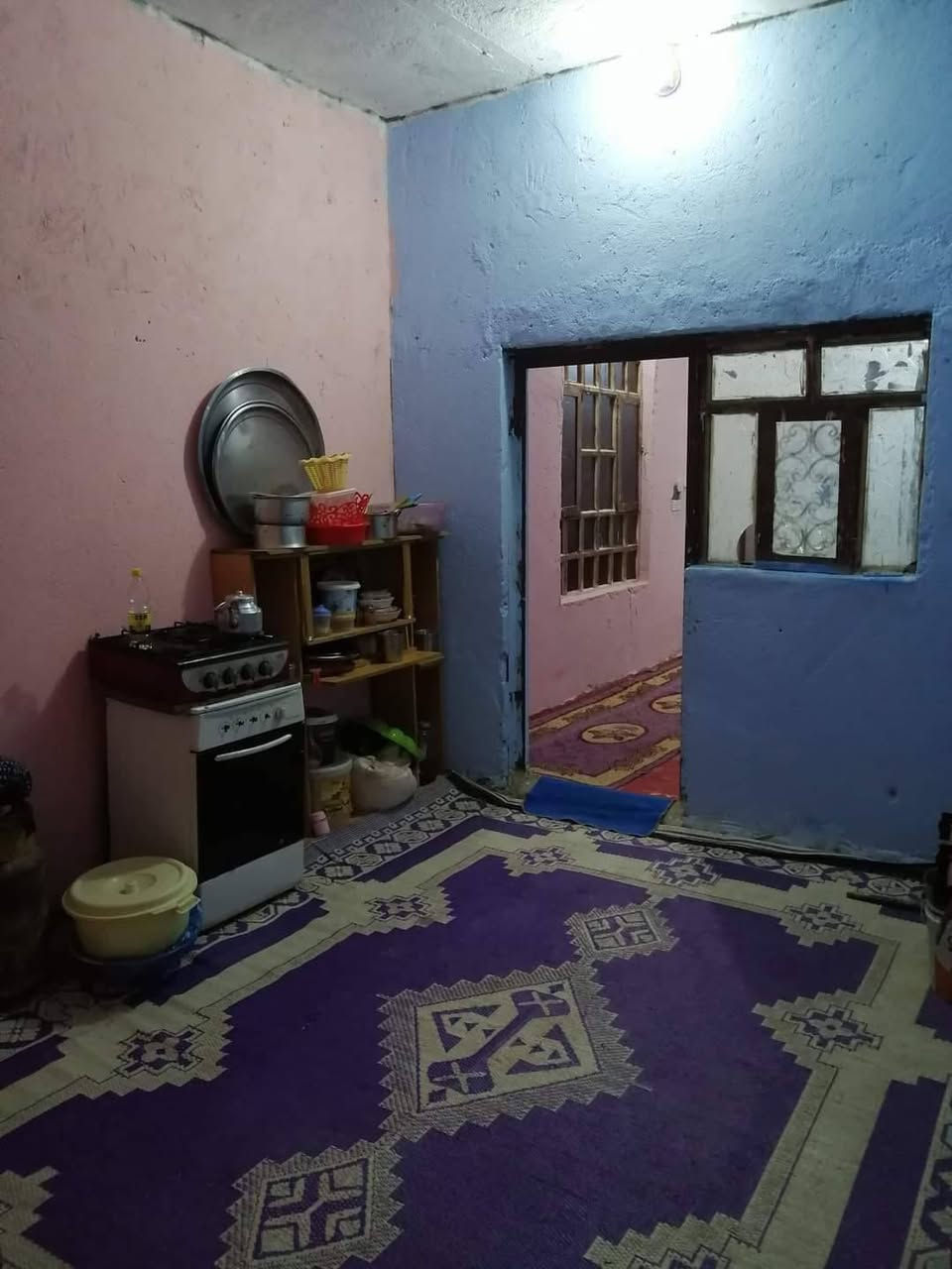 سلام عليكم 
المساحه ٢٠٠ متر البناء غرفة وحده ومطبخ وصاله وصحيات خارجية البناء مالته فرمستون الصطح عكاده اللأرضيه صبابه بدون ابياض السعر ٤٠ 
رقم التلفون ***********
