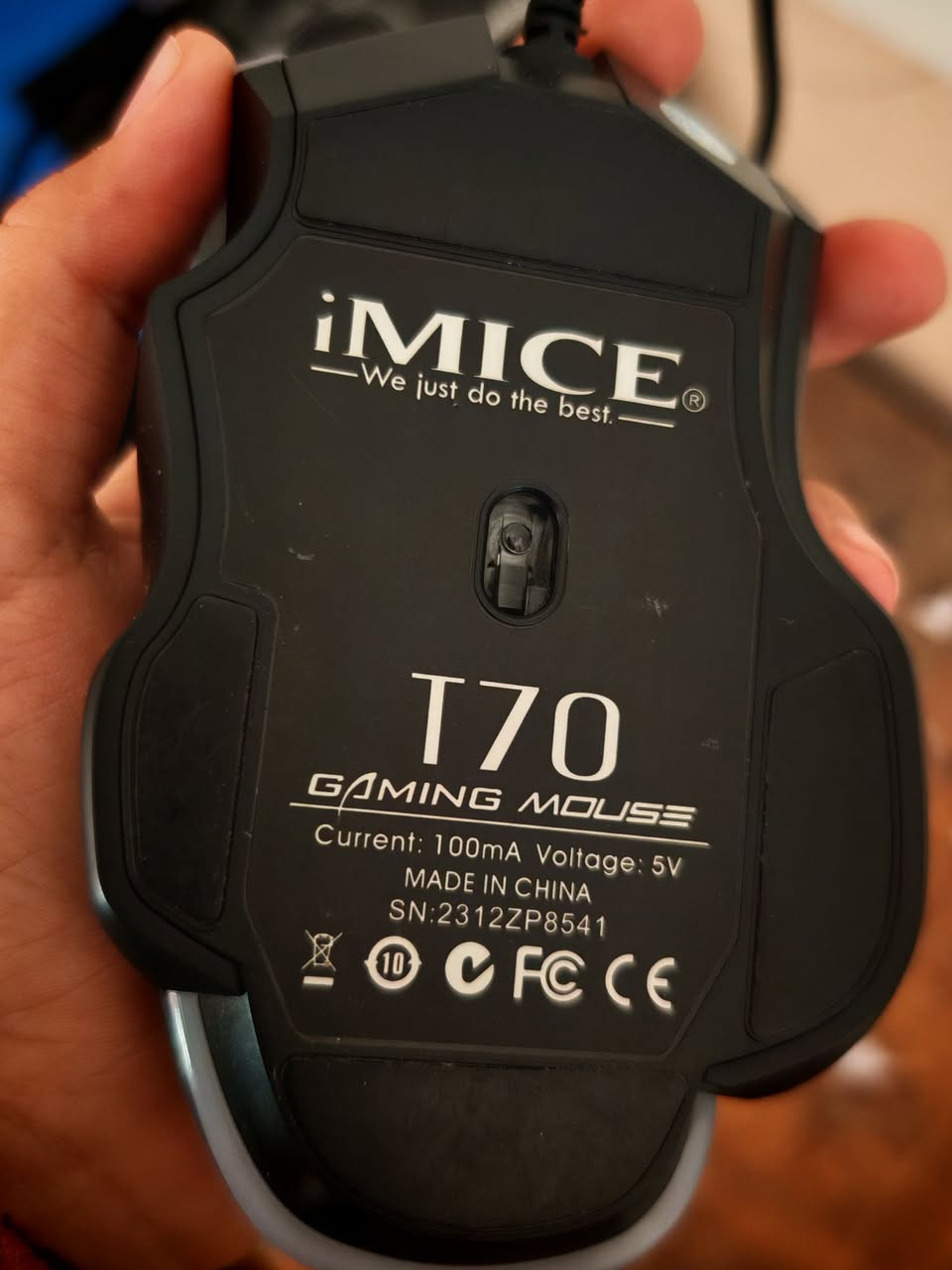 للبيع خلي سعرك بتعليق
، هذا الماوس هو iMICE T70، وهو ماوس مخصص للألعاب (Gaming Mouse) من الفئة الاقتصادية التي تجمع بين المظهر العصري والأداء الجيد بالنسبة للسعر.
​إليك التفاصيل التقنية والمميزات الخاصة بهذا الموديل:
​1. المواصفات التقنية (Technical Specs)
​الموديل: iMICE T70.
​نوع الاتصال: سلكي (Wired) عبر منفذ USB.
​الحساس (Sensor): بصري (Optical) عالي الدقة.
​دقة الـ DPI: قابلة للتعديل وتصل عادةً في هذا الموديل إلى 3200 DPI أو 4800 DPI (حسب الإصدار)، مع وجود زر مخصص للتبديل السريع بين السرعات.
​عدد الأزرار: 7 أزرار (بما في ذلك زري الجنب للتقدم والرجوع وزر التحكم في الـ DPI).
​الجهد والتبار: يعمل بجهد 5V وتيار 100mA (كما هو موضح على الملصق).
​2. التصميم والمميزات الخارجية
​تصميم مريح (Ergonomic Design): الماوس مصمم لراحة اليد أثناء جلسات اللعب الطويلة، مع انحناءات تدعم الأصابع.
​الإضاءة: يتميز بإضاءة RGB LED متغيرة الألوان (Breathing Lights) تضفي طابعاً جمالياً على "السيت أب" الخاص بك.
​المتانة: الأزرار مصممة لتحمل ملايين النقرات، والسلك غالباً ما يكون مغطى بطبقة من القماش (Braided Cable) للحماية من القطع والتشابك.
​الأوزان: يحتوي هذا الموديل أحياناً على قطع حديدية داخلية مدمجة لزيادة ثبات الماوس وإعطائه وزناً مثالياً للتحكم.
​3. لمن يصلح هذا الماوس؟
​الألعاب: مناسب جداً لألعاب الـ FPS (مثل Counter-Strike أو Valorant) وألعاب الـ MOBA للمبتدئين والهواة.
​العمل المكتبي: بفضل أزرار الجانب، يسهل عملية التصفح والتنقل بين الملفات بسرعة.
​💡 
​إذا كنت ترغب في تخصيص أداء الماوس بشكل أكبر، يمكنك البحث عن "Driver" خاص بشركة iMICE على موقعهم الرسمي، حيث تتيح بعض إصدارات T70 برمجة الأزرار (Macro) وتعديل أنماط الإضاءة عبر السوفتوير.
​هل تود أن أساعدك في العثور على رابط تحميل التعريفات الخاصة به أو طريقة ضبط إعدادات الـ DPI؟


**إذا كنت صاحب هذا الإعلان وتريد حذفه لأي سبب، رجاءا أرسل رسالة إلى الدعم الفني**