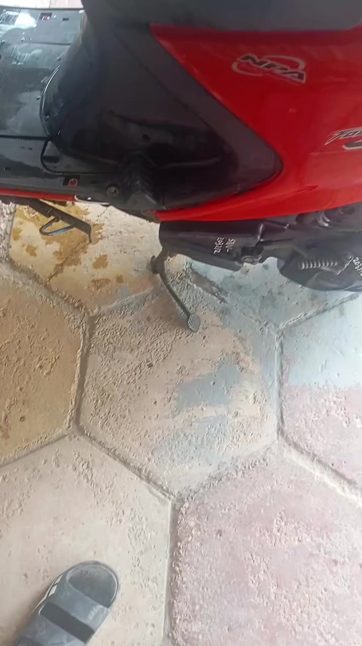 السلام عليكم هاي الفراشه صارله 3تشهر من طلعته محركه مامفتوح كله شغاله بس بيه كسر بلكفر موجود بالفيديو سعره 500 مكان بابل شارع 80  رقم موبايلي  ***********
