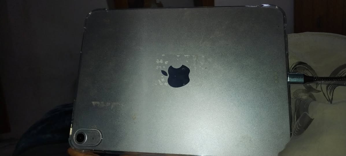 ايباد آير 7.      m3 جديد مشحون ١٢ مره ذ٢٥٦ سعره ٧٠٠ قفله واتساب ***********
