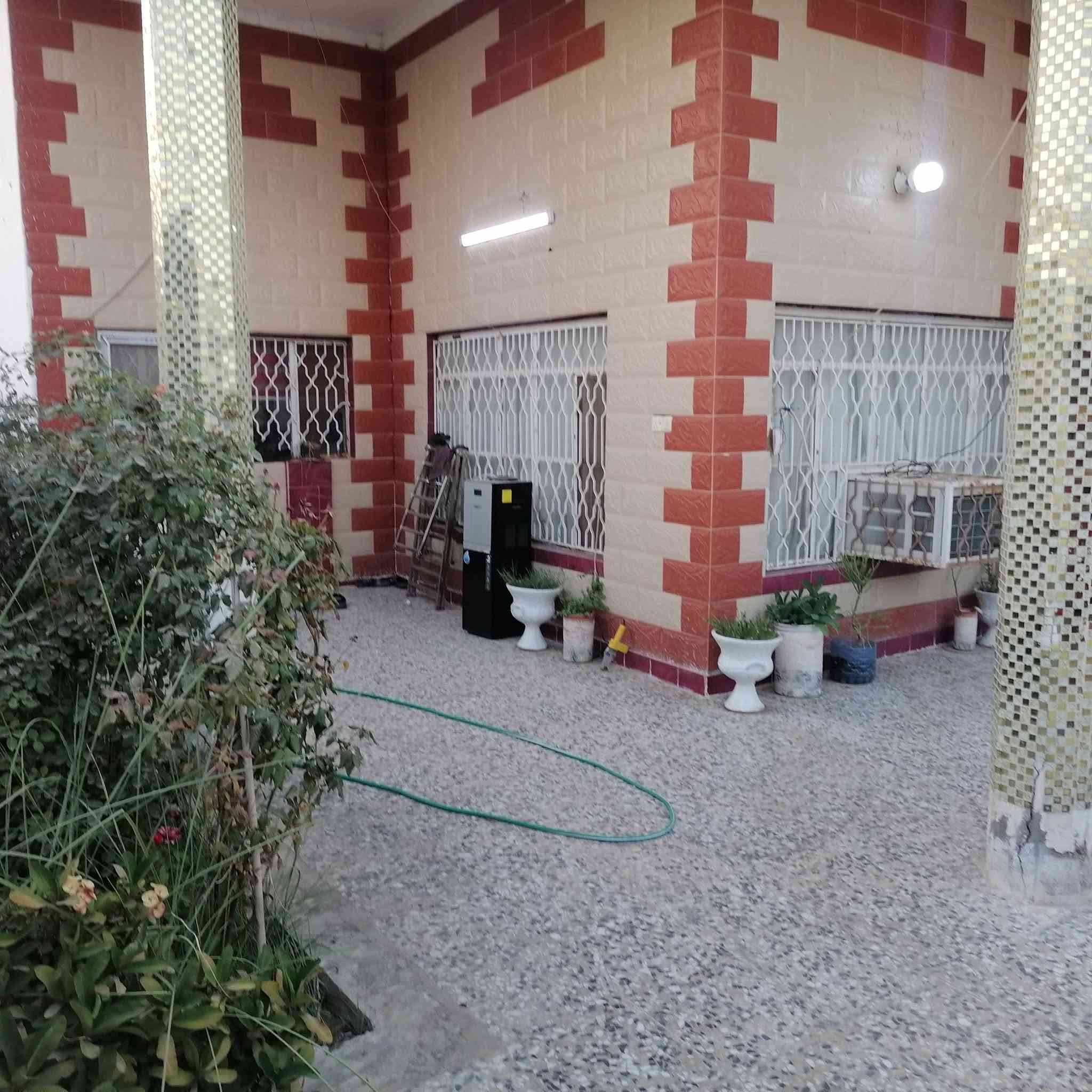 السلام عليكم
بيت مساحتة ٣٠٠ متر ركن ع ثلاث شوراع طابو زراعي سند ٢٥ طابوك سقف عكادة
يحتوي ع غرفتين 5*4 وصالة داخلية وهول 5*4واستقبال 9*4 ومطبخ بارد6*5 ومطلخ حار 4*2.5 وصحيات داخلية وخارجية ومداخلين للبيت
مكان البيت شارع سكلة فاضل الغانمي مقابيل محطة وقود الميقات
معروض ٨٠ وبي مجال للشراي فقط بيع بدون مرواس او قسط *********** ابو علي
ولله يسهل للجميع
