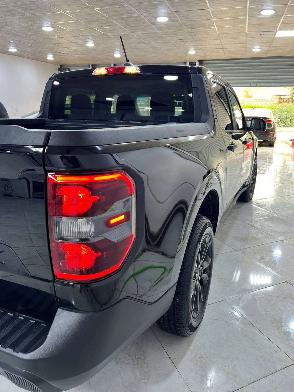 السلام عليكم ورمضان كريم 
فورد مافريك مواصفات XLTبلاك 
الضرر قطتين صبغ فقط
موديل 2024 
هايبرد 
شاشه 
كاميره 
سكان تحكم 
مانع تزلق 
مسار طريق 
تحديد سرعه 
رادارامامي 
رادار خلفي 
مرايا رادار
حساس خلفي 
ويلكب 
بريك بصمه  
سعر 195 ورقه 
الاستفسار 
***********
***********
