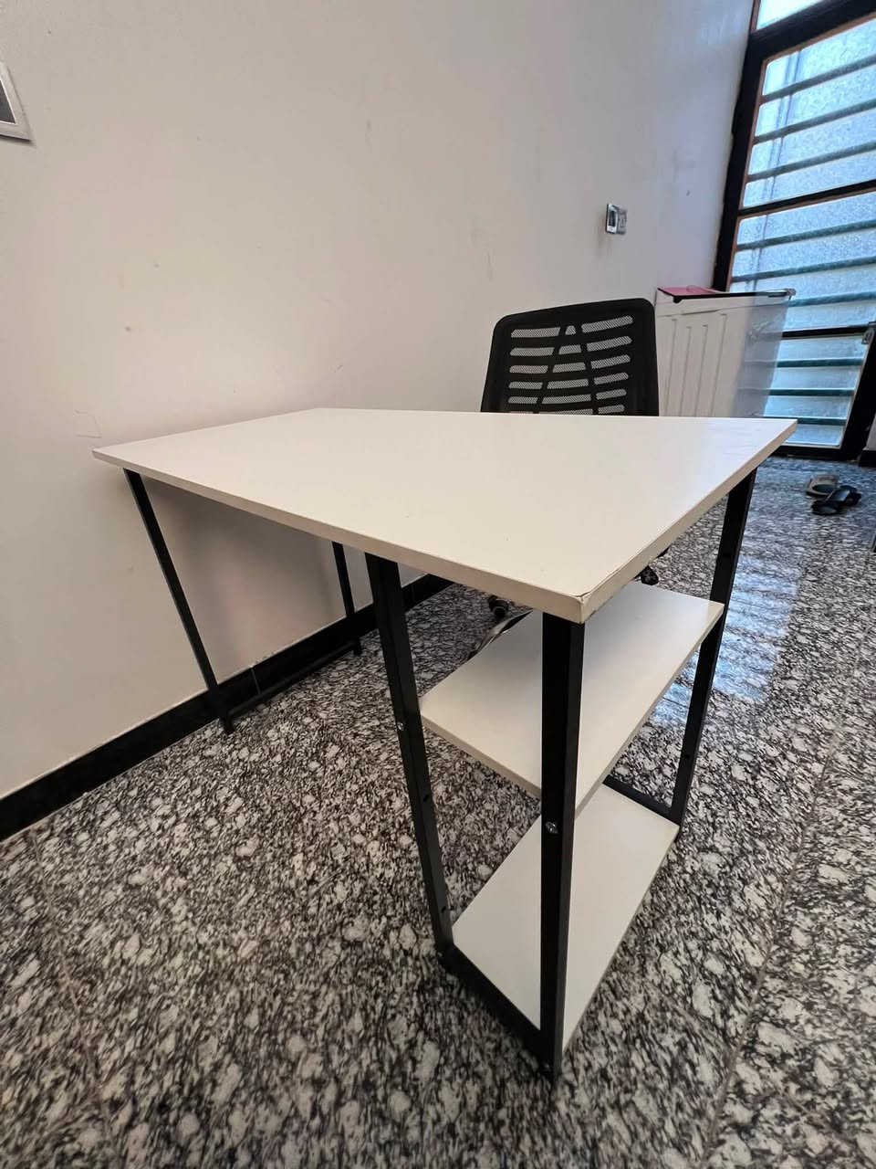 للبيع (ميز دراسة + كرسي مكتبي هيدروليك) 
الميز مودرن (أبيض × أسود) مع رفوف جانبية للكتب والأغراض الكرسي طبي دوّار ومتحرك (يصعد وينزل) 📞 ***********

خلي سعرك وبل عافيه 🙏

