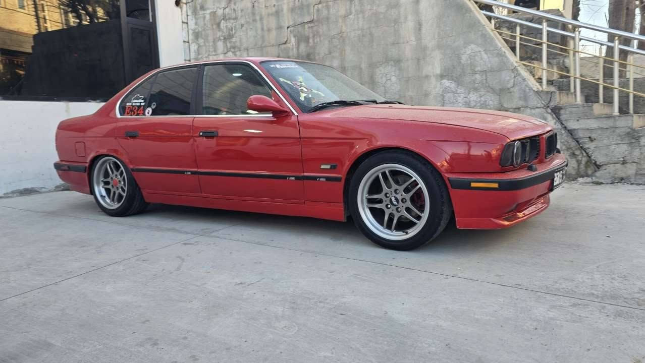 سلام عليكم
bmw  موديل ١٩٩١ مەکینە ٢٠گێر عادی 
ئارمی هەولێر ئارموو ئەوەلیات  و غەرامەش بەشەرت
ناواخلی زۆر جوانە دراویو چرچو شتی نیە سەیارەکەش لەجوانی بەس ماشااللە ئەوی 
چالو  شەپۆلی نیە دەعمی نیە یەک جولەی بەسیتی بێشی نەبی شان و سەقف چەمەلغ بەشەرت 
ساڵەنسای سپورتی لەسەرە
هەموموو سەیارەکە یەک بست مەعجونی هەیە
تایەو ویلی m17 دونةكةي دواوةي لوكن د تازە گۆراون 
سيعري ٤٥مةجال
ئەگەر موشتریت لەخزمەتام ***********
