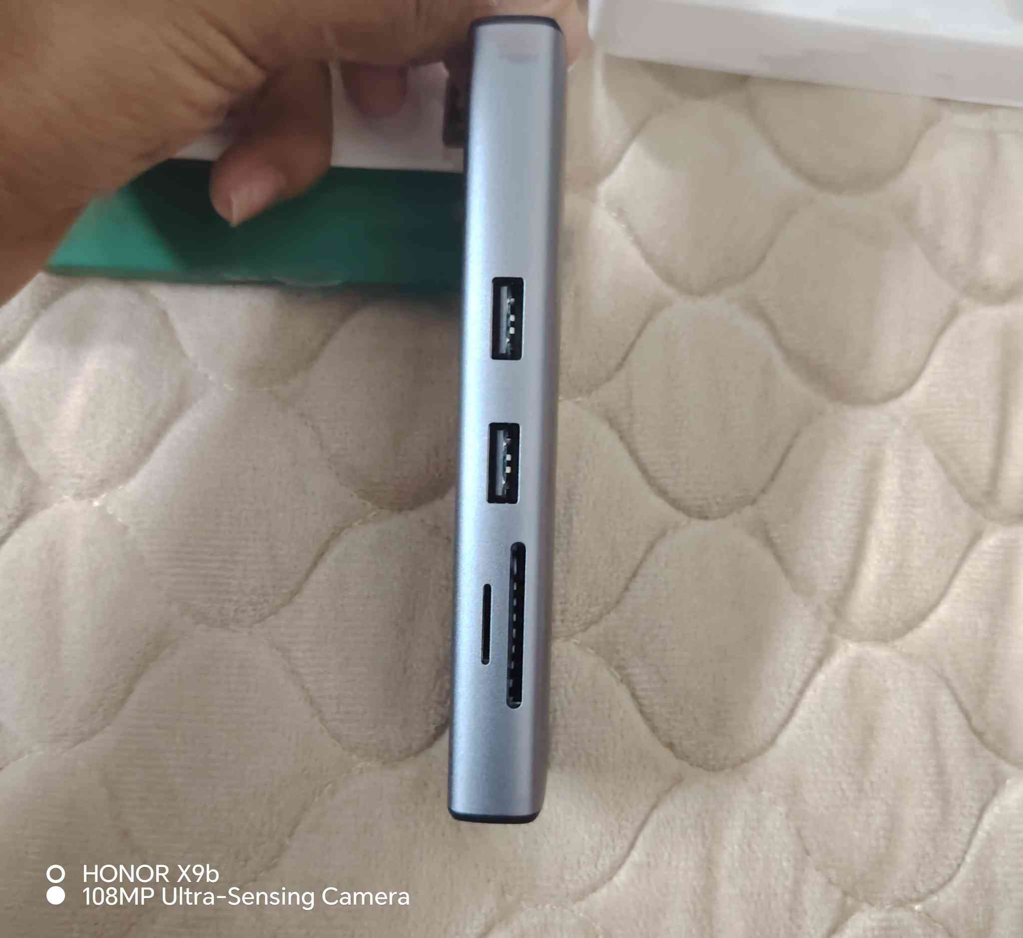 سلام عليكم ماركة اوگرين العالمية اصلي شرط هاي مواصفاتو  موزع Ugreen 7-in-1 بمنفذ USB-C، وهو مصمم لتوسيع قدرات الاتصال في أجهزة الكمبيوتر المحمولة والأجهزة اللوحية.المنافذ: يحتوي على مخرج HDMI بدقة تصل إلى 4K بمعدل تحديث 60 هرتز.الطاقة والبيانات: يدعم شحن سريع بقوة 100 واط (Power Delivery) عبر منفذ USB-C، ويتميز بسرعة نقل بيانات عالية للـ USB-A.الوظائف الإضافية: يتضمن قارئ بطاقات ومنافذ إضافية لتوصيل أجهزة متعددة في وقت واحد. سعر 35 الف تواصل ***********
