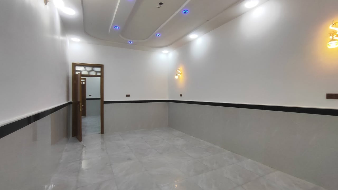 دار للبيع المساحه 200 متر بناء درجه اولى وحديث حي العروضات على شارع 15 رقم الهاتف ***********
