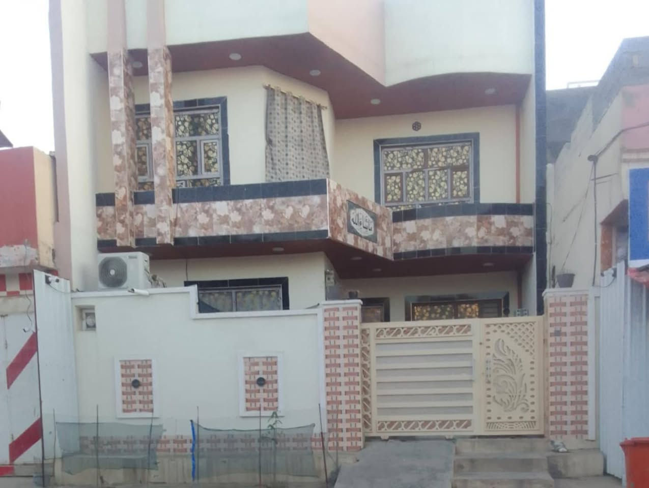 بسم الله ارحمان ارحيم دار للبيع المساحه 150 متر طابو صرف خدمات كامله بناء حديث المكان بعقوبه بهرز شارع ادفاعي وستفسار عل هاذه  ارقم ***********
