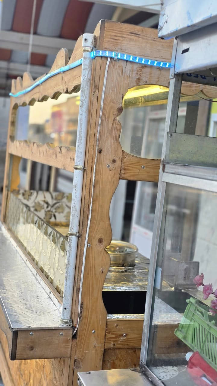 🔥 للبيع عربة مشروع جاهزة للشغل فوراً 🔥
عربة خشبية تصميم تراثي مميز وجذاب جداً للشارع ✨
شكلها ملفت وتناسب مشاريع:
كريب – وافل – ذرة – بطاطا – حلويات – قهوة وغيرها
✔ واجهة زجاج عرض
✔ إنارة LED جاهزة
✔ سهلة الحركة والتنقل
✔ جاهزة تشتغل من أول يوم بدون أي مصاريف إضافية
 سعر ٧٥٠  ديالى بلدروز 

***********  هاتف
