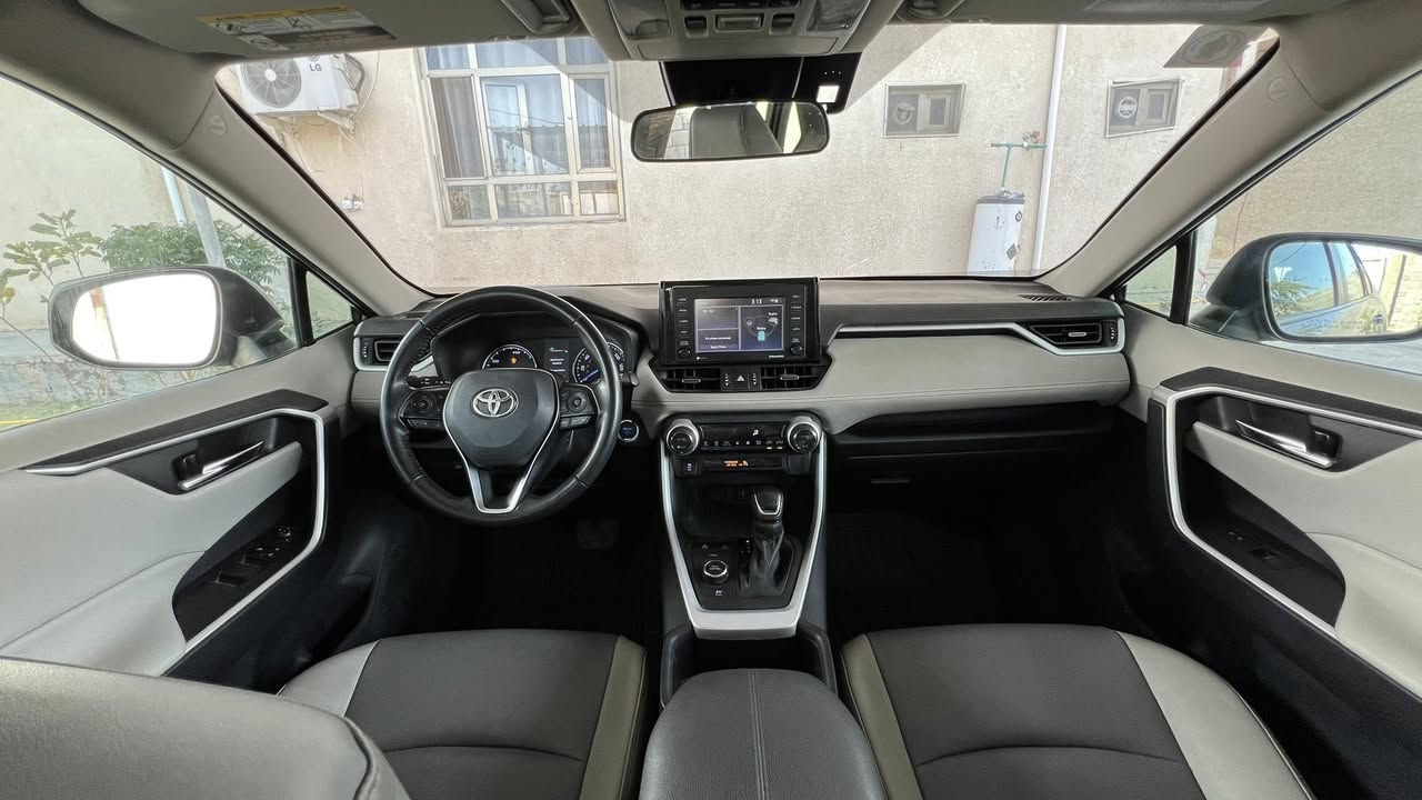 السلام عليكم : راف 4 موديل 2022 مواصفات XLE فول هايبرد ماشيه 72الف حادث بنيد وجاملغ بدون دواخل يعني قطعتين صبغ فقط سياره جديده وجاهزه بدون نقص صور الحادث بالمنشور السعر 200 مكان السيارة بغداد اليوسفية 
***********
