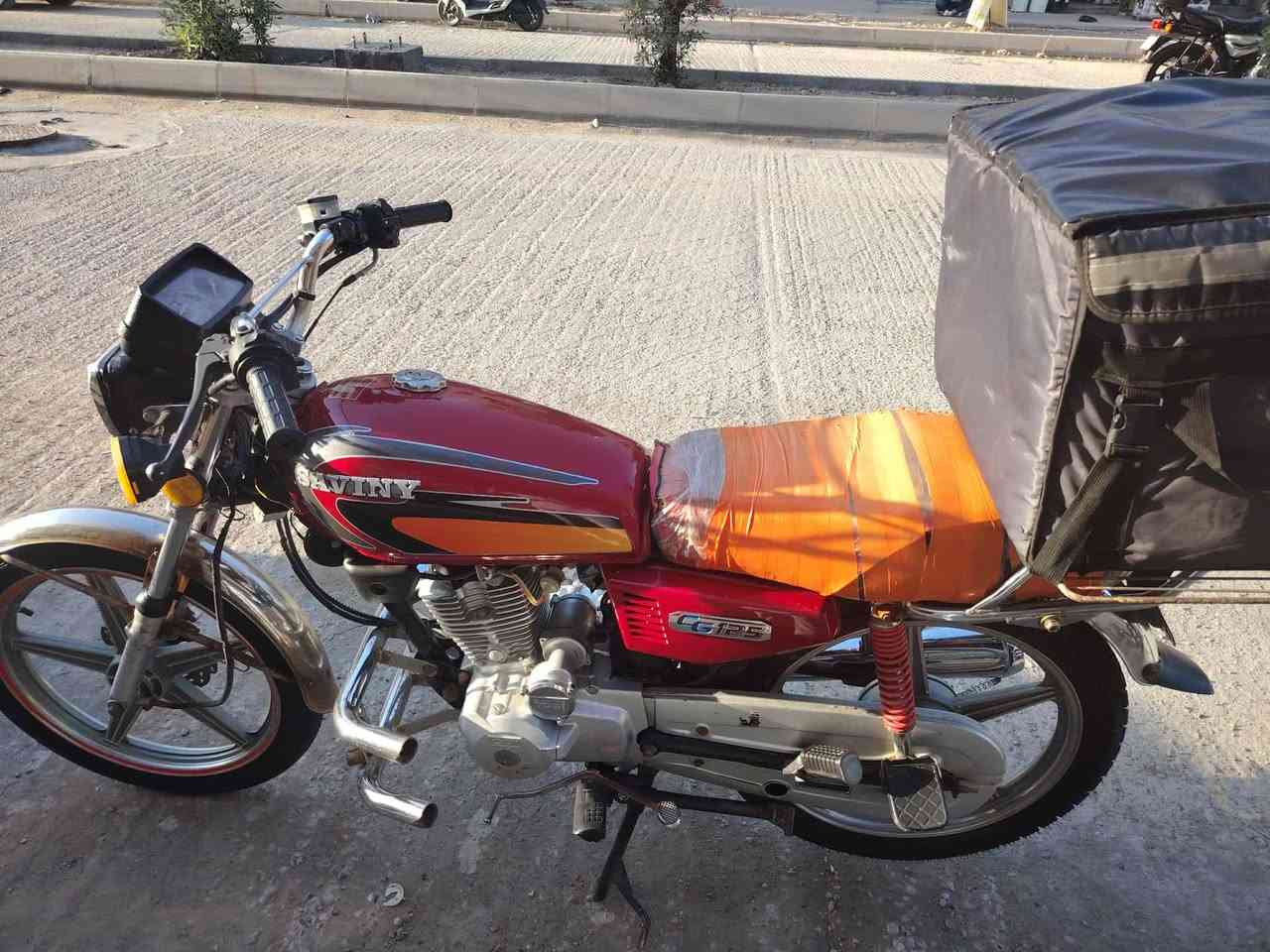 سلام عليكم دراجة سيفان للبيع موديل 20 بدون اوراق مكفولة من سرقة بيها  دخانة خفية ونقص كهربائيات سعر 325 وبيها مجال الاستفسار ***********
