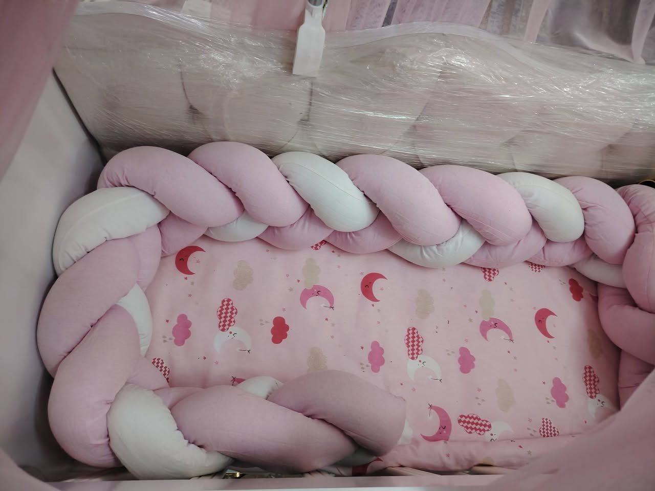 السلام عليكم كاروك للبيع كامل هو والمصدات والناموسيه ولدوشك السعر 200 وبي مجال ***********
