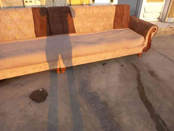 ديوان عشر مقاعد مع مفارش كامل للبيع والسعر ١٣٠ فقط اي استفسار اتصل برقم *********** خناقين
