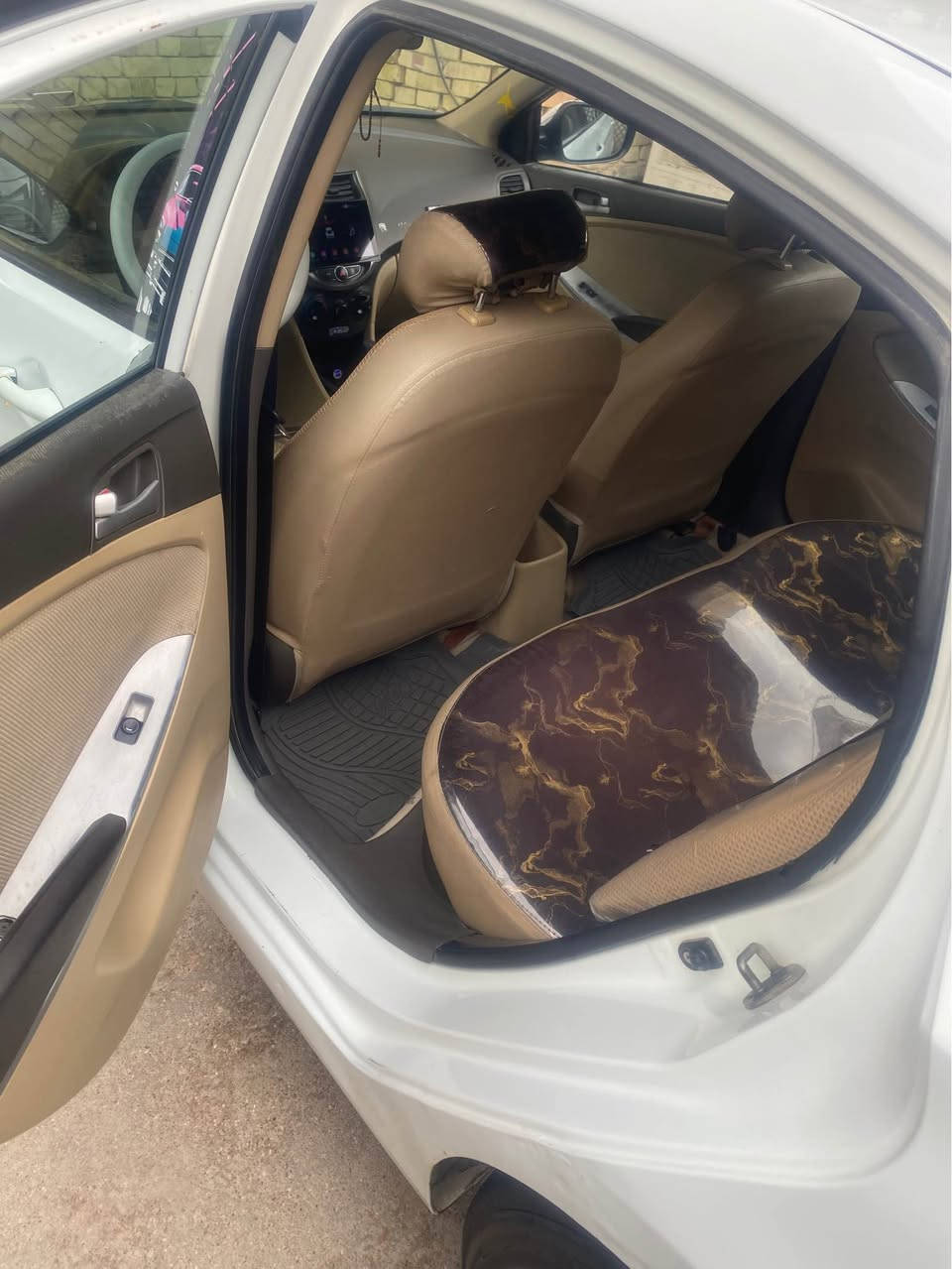 السلام عليكم اكسنت 2012 للبيع او مراوس 
سنويه باسمي سياره نضيفه محرك 1600 جديد هسه مشدود تبريد منضومه كامله جديده تخم تاير صارله شهر بيهه بارد باب الصدر وطخات مصلحات وتبديل باب خلف السايق اصلي تفصيخ مكاني شط العرب الجزيره
للتواصل واتساب
*********** Singapore
