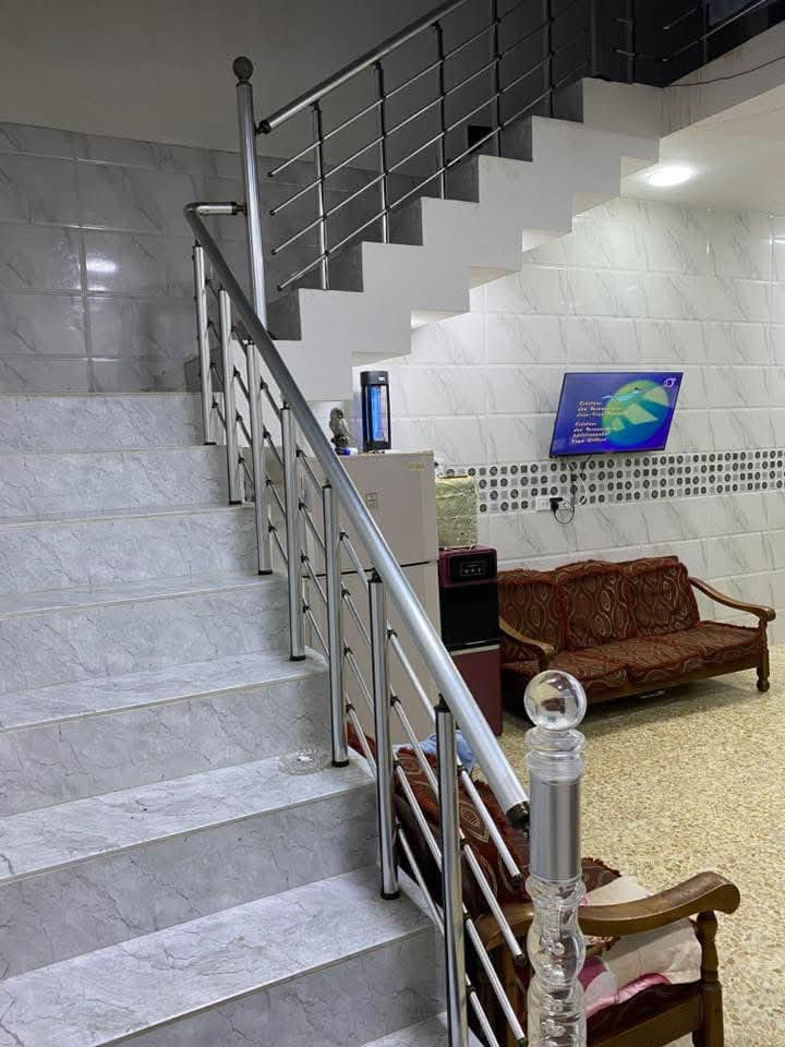 سلام عليكم بيت 100 متر واجهه 5 نزال 20 طابق واحد زراعي 117 مجاور معمل الغاز جاهز من كلشي والصور كدامكم 
للاستفسار ***********
