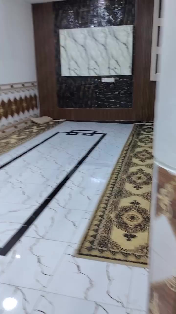 سلام عليكم ورحمة الله وبركاته منزل البيع موقع حي فرات طريق سنيه سياحي قرب سكه قطار لاستفسار *********** سند ٢٥ مساحه ٣٤٠ وحديقه ١٠٠  بنيان حديث مسلح كونكريت البيت جاهز يبعد عن شارع العام ٨٠ متر اربع غرف /وصاله/واستقبال/مطبخ حار وبارد/صحيات جوه وبره/مناور خارج البيت وداخل بيت /البيت بعده جديد
