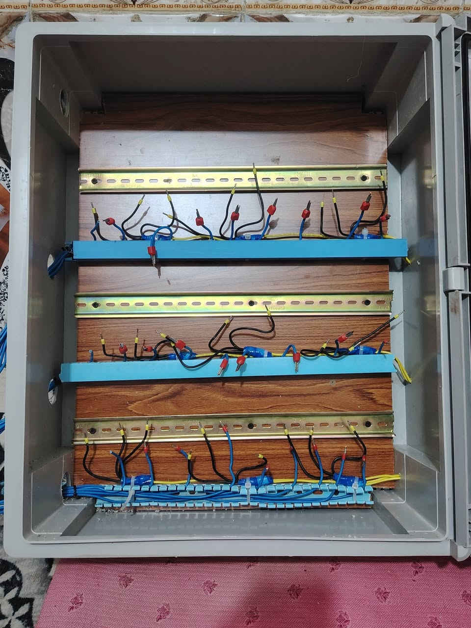 سلام عليكم هاي الكابينه الجديده كملناهه *********** هاذه الرقم الي يريد يتصل علي ابو ملاك الكهربائي
