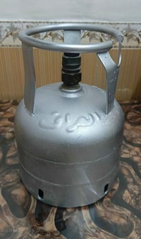 عندي دبه غاز اصليه عراقيه وهم قديمه وهم صابغه صبغ حراري للبيع سعره(25)...
