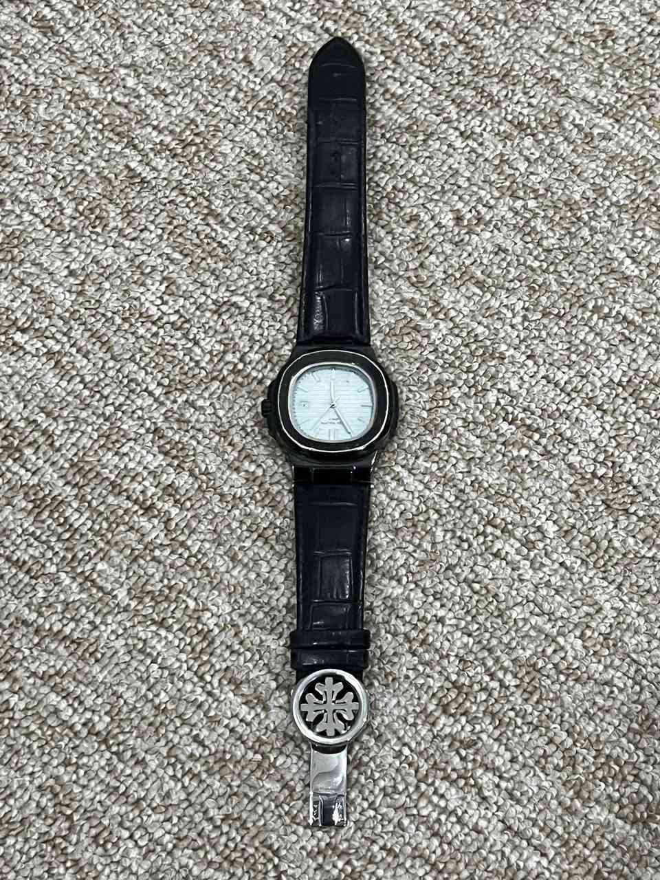 ساعه باتك فلب جلد بهذه الشكل كلش حلوه وراقيه كوالتي عالي خلي سعر وبل عافيه
ملاحضه : الساعه مادري بيها اصلي مال شركه للو لا تجي تفحص وبل عافيه عليك


**إذا كنت صاحب هذا الإعلان وتريد حذفه لأي سبب، رجاءا أرسل رسالة إلى الدعم الفني**