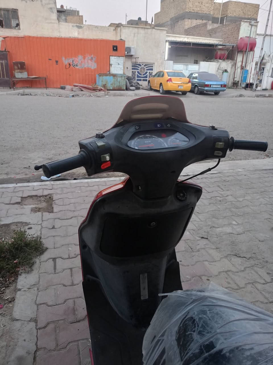 سلام عليكم للبيع دراجه فراشه فحل الدراجه كفاله عامه مكينه عل شرط مامفتوحه دراجه جديده سلف هندر اشاير لايت عالي ناصي الدراجه خير من الله من دبلات من تايرات جدد الدراجه حاويه مل رمبه كلشي شغال بيها قفل جنطه وقفل استيرن عداد سرعه كله يشتغل السعر 600 وبيها مجال للشراي العنوان ديوانيه اخصيمه متواجد خاص ورقم ***********
