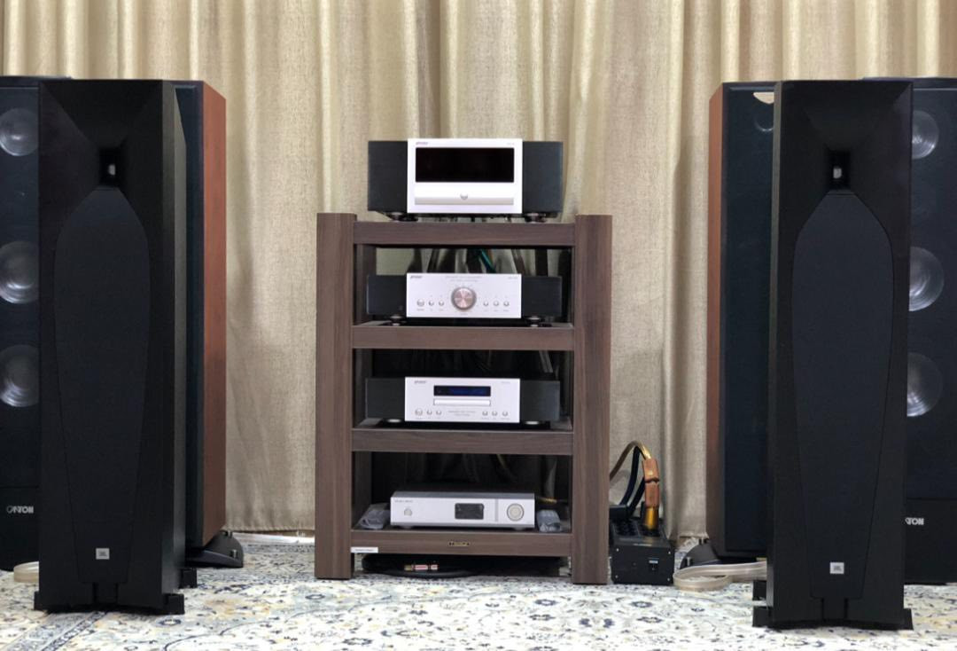 JBL STUDIO 580 speakers
سماعات غني عن التعريف
جي بي ال الامريكي
 صوت راقي و احترافي 
السماعات مستخدم و جدا نظيفات
***********
