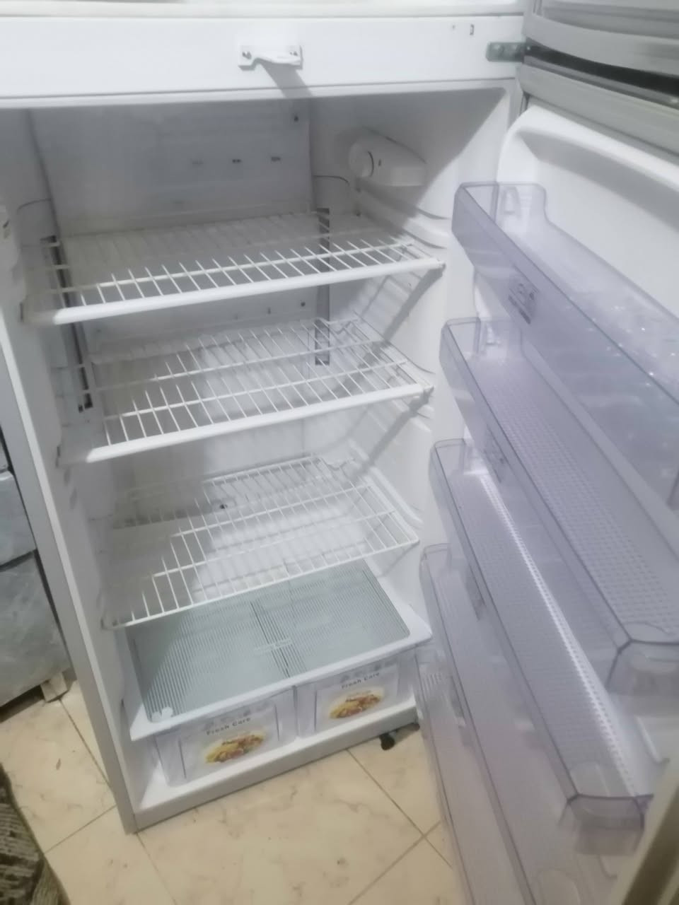 ثلاجة نضيفه وجديده البيع 300 الاستفسار ***********
